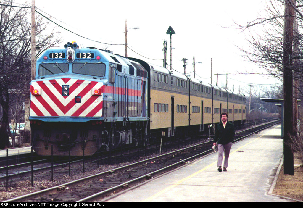 e/b Commuter Train Dhoved by RTA F40PH #132, City of Harvard